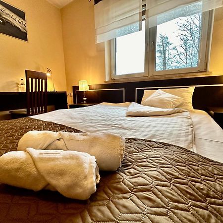 Hotel Pod Debami Острув-Велькопольски Экстерьер фото