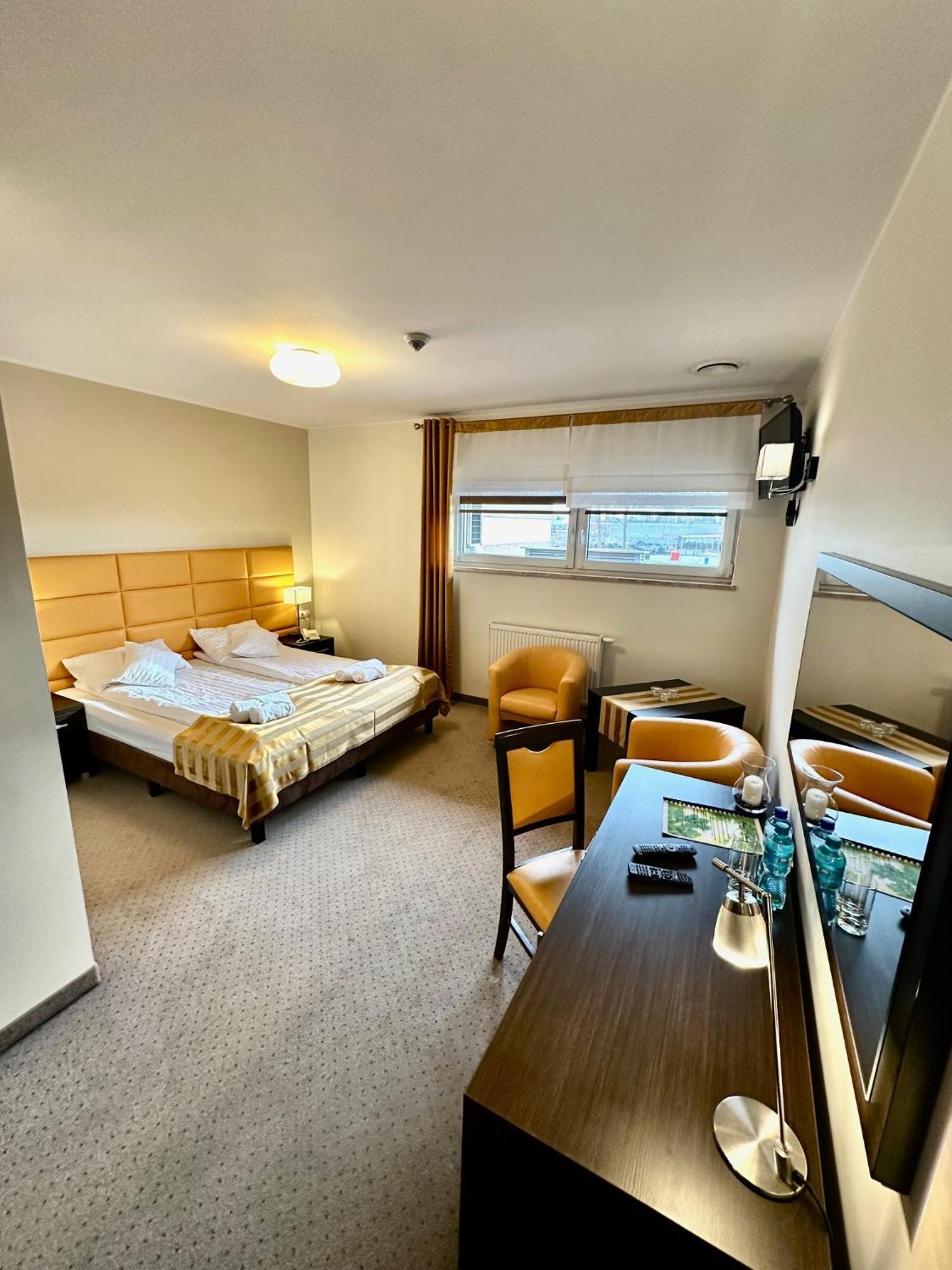 Hotel Pod Debami Острув-Велькопольски Экстерьер фото