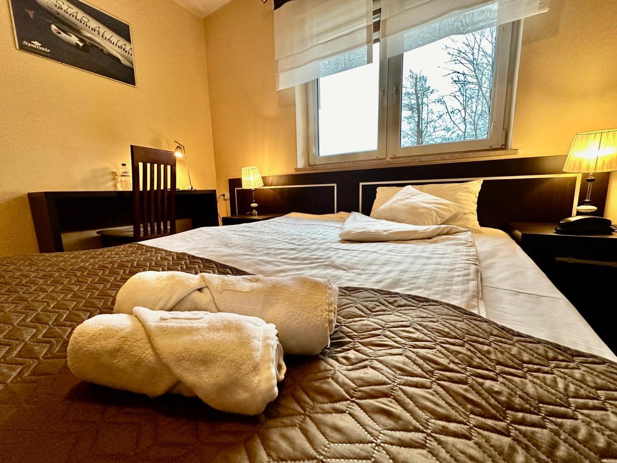 Hotel Pod Debami Острув-Велькопольски Экстерьер фото