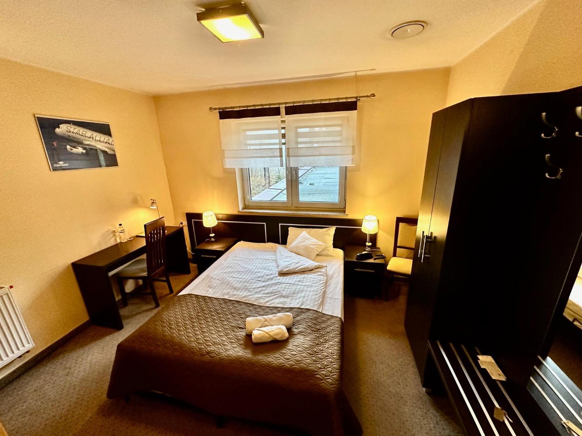 Hotel Pod Debami Острув-Велькопольски Экстерьер фото